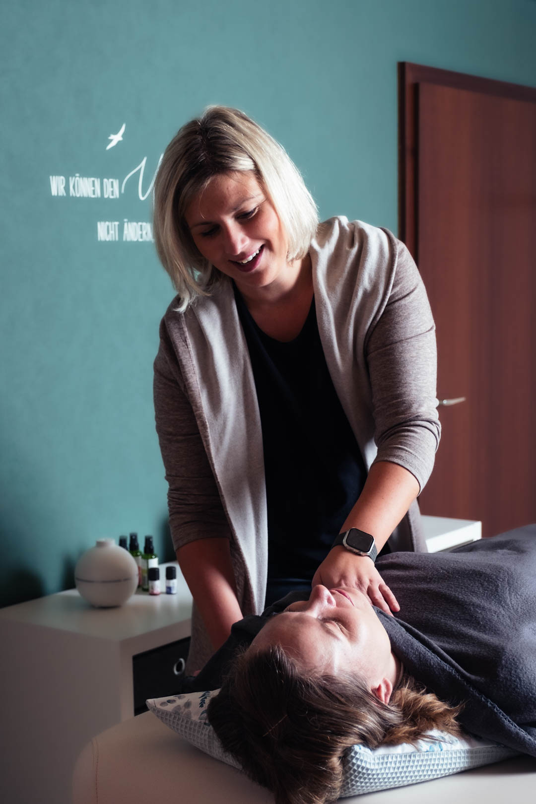 Innergetic Behandlung Bettina Wittig bei der Innergetic Arbeit mit einer Kundin
